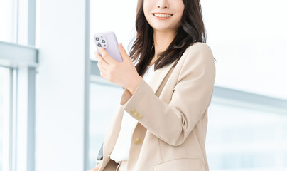 スマートフォンを持つ女性ビジネスパーソン, Businesswoman holding a smartphone © Trickster*