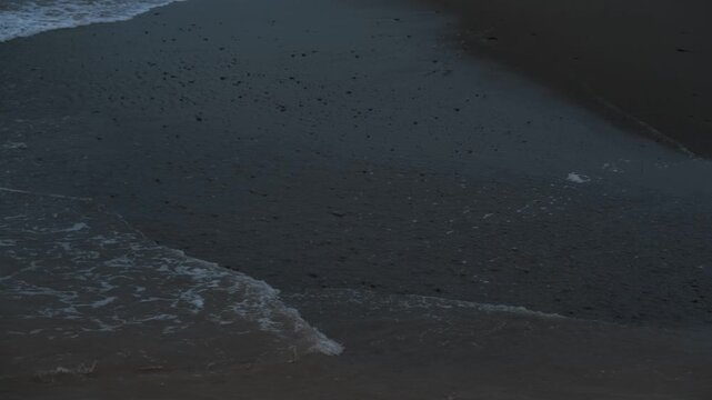 海水と河口の茶色い水の混じった波打ち際