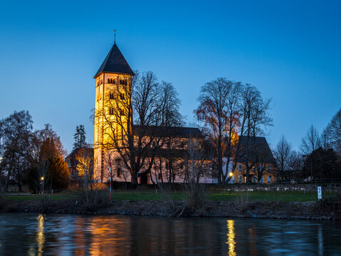 beleuchtete Johanniskirche in Lahnstein an der Lahn in der blauen Stunde