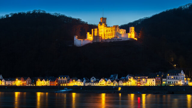Schloss Stolzenfels am Rhein bei Lahnstein in der Abendd&auml;mmerung beleuchtet. 