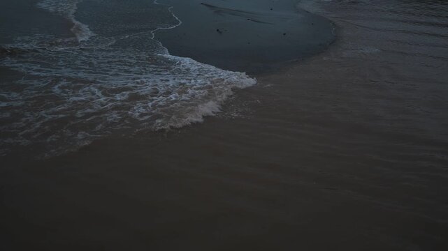 海水と河口の茶色い水の混じった波打ち際