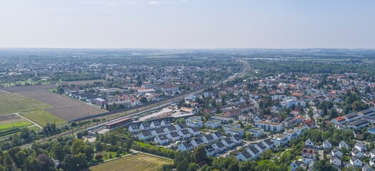Obraz premium Olching im Kreis Fürstenfeldbruck von oben, östliche Stadtbezirke und Olchinger See