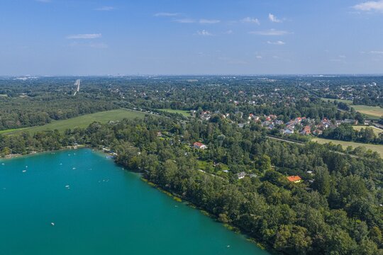 Ausblick auf die Stadt Olching bei M&uuml;nchen und das Naherholungsgebiet Olchinger See im Sommer