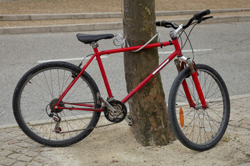 VTT cadenass&eacute; &agrave; un arbre