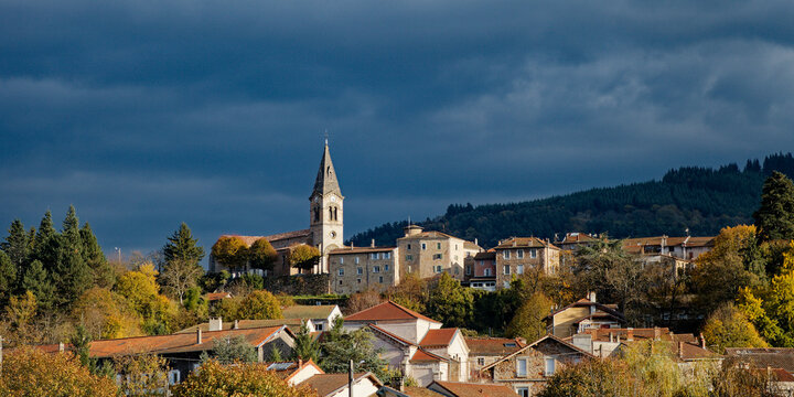 Le quartier de Macheville et son &eacute;glise &agrave; Lamastre (Ard&egrave;che) apr&egrave;s un orage