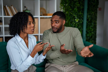 Obraz premium Young black couple having serious communication discussing relationship problems
