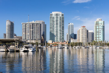 Obraz premium Saint Petersburg skyline Florida marina with boats at Tampa Bay in downtown St Petersburg, United States