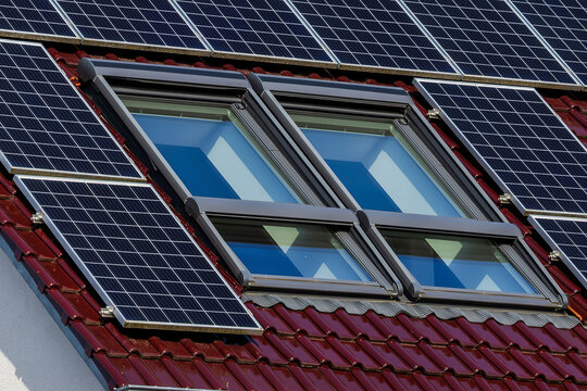 Dachfl&auml;chenfenster mit Mittelachse (Schwingfenster) an einem neuen Einfamilienhaus