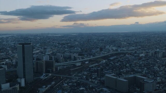 名古屋駅前のビルの窓から見下ろした都会の風景夕方のスローモーション①