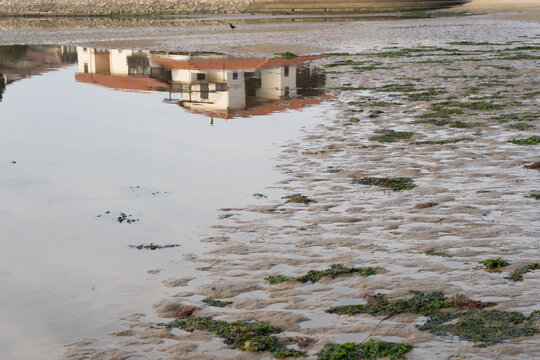 Reflet abstrait d&rsquo;une maison de plage dans l&rsquo;eau, plage de Vieux-Boucau