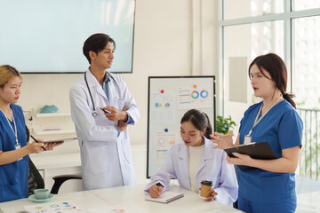 Obraz premium Healthcare Professionals Discussing Patient Care Strategies