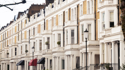 Obraz premium Row of traditional Victorian townhouses in London residential street