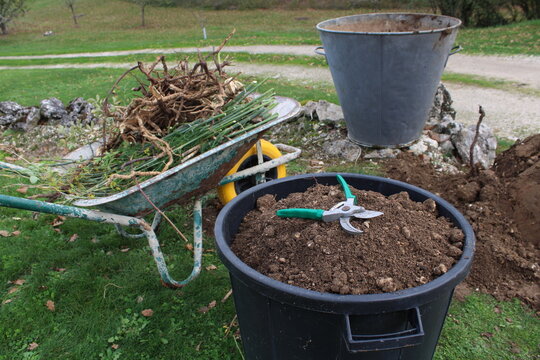 Entretien de jardin, d&eacute;sherbage manuel