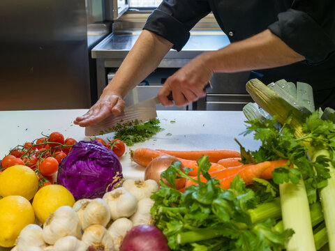 in cucina con tanta verdura