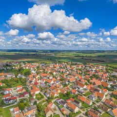 Fototapeta premium Ausblick auf Dittenheim zwischen Gunzenhausen und Treuchtlingen im Fränkischen Seenland