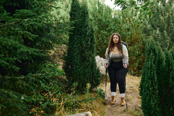 Naklejka premium Exploring the serene trails of the mountains in lush green surroundings