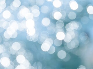 玉ボケ。水面。太陽の光が反射して玉ボケが輝いている様子。穏やかな自然の風景 © STOCK THE WORLD