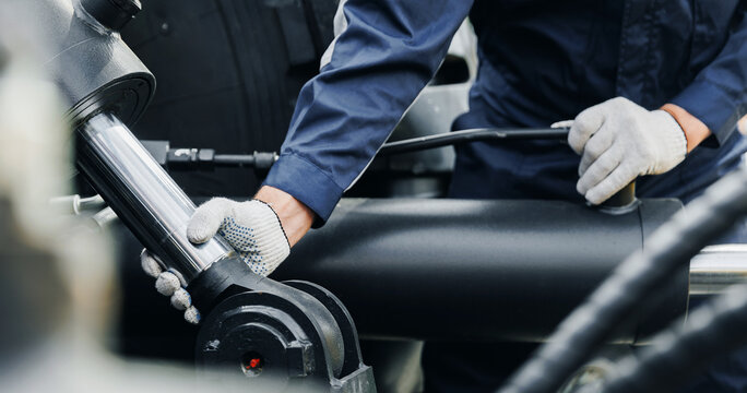 Mechanic diagnostics pipe system of hydraulic hose valves in industry machinery truck