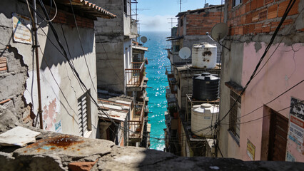 Fototapeta premium ブラジルのファヴェーラ密集住宅、その隙間から覗く青い海と都市の圧縮感