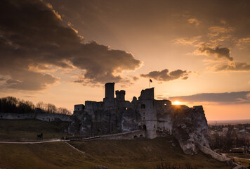 Ruiny zamku w Ogrodzieńcu Podzamczu na Jurze Krakowsko Częstochowskiej w świetle zachodzącego słońca © kubikactive