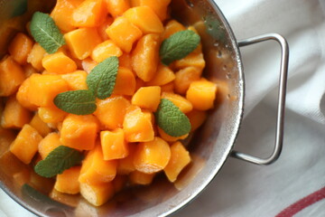 Diced mango chunks garnished with mint leaves © RamenShin