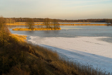 Jezioro Duże w Utrata i wieża widokowa © rob