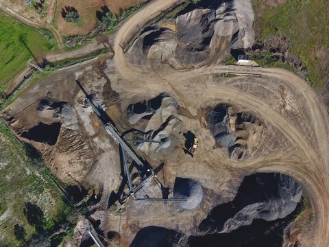 Gravera industrial para extracci&oacute;n y exportaci&oacute;n de &aacute;ridos en entorno natural