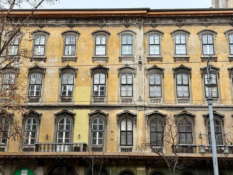vue sur la face d'ancien batiment du centre ville de Budapest un jour d'hiver