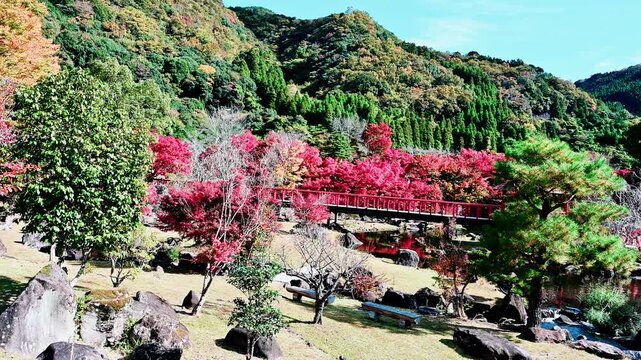 日本庭園の絶景
「耶馬溪の自然を凝縮。12万個の石と2万本の紅葉が織りなす、至高の日本庭園。」
大分県中津市(耶馬溪ダム記念公園「溪石園)
"A condensed representation of the nature of Yabakei. A supreme Japanese garden woven from 120,000 stones and 20,000 maple trees."