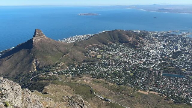 Vom Tafelberg aus Schwenk &uuml;ber Kapstadt, den Hafen  und die Bucht mit Robben Island