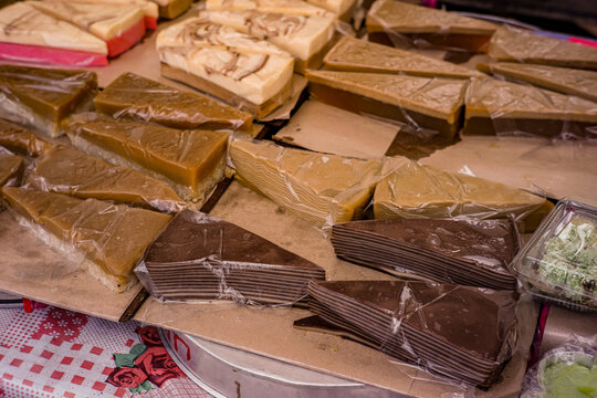 Several traditional Banjar cakes such as hula-hula cake, foam pudding, and sari muka cake are displayed at the bazaar.