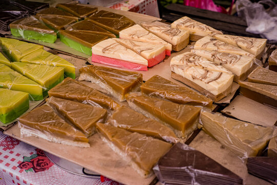Several traditional Banjar cakes such as hula-hula cake, foam pudding, and sari muka cake are displayed at the bazaar.