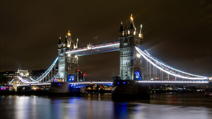 Obraz premium Tower Bridge Illuminated at Night Over the River Thames in London England