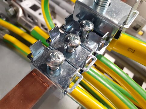 Schutzleiteranschl&uuml;sse auf PE Schiene