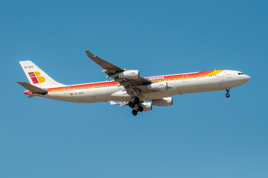 Avi&oacute;n de l&iacute;nea Airbus A340 de la aerol&iacute;nea Iberia aterrizando en el aeropuerto de Madrid Barajas con la antigua librea y matr&iacute;cula EC-GGS.