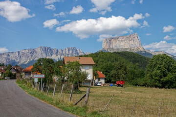Le hameau des Oches au pied du Mont Aiguille dans le massif du Vercors © Hervé Rouveure
