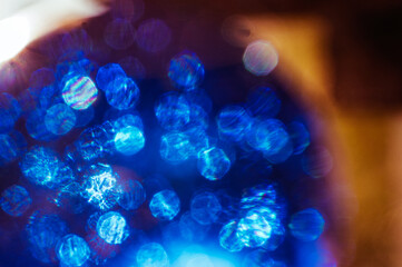 Photographie macro d'un presse-papier en verre bleu avec bulles d'air emprisonnées