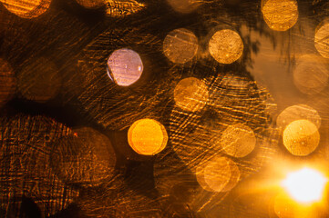 Macro de presse-papier en verre ambré avec bulles d'air et reflets dorés