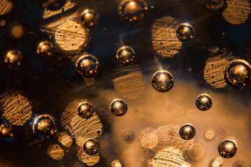 Macro de presse-papier en verre ambré avec bulles d'air et reflets dorés