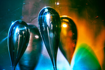 Macrophotographie abstraite d'une boule de verre colorée avec reflets