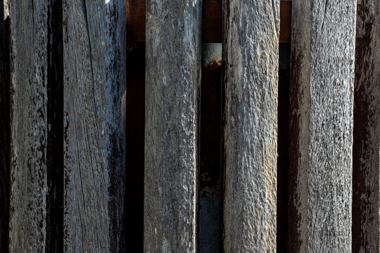 Listones de madera viejos expuestos al sol