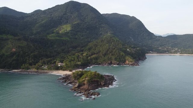 Toque-Toque Grande Beach in S&atilde;o Sebasti&atilde;o, north coast, a paradisiacal beach amidst the mountains.