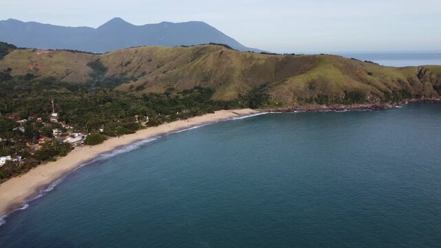 Toque-Toque Grande Beach in S&atilde;o Sebasti&atilde;o, north coast, a paradisiacal beach amidst the mountains.