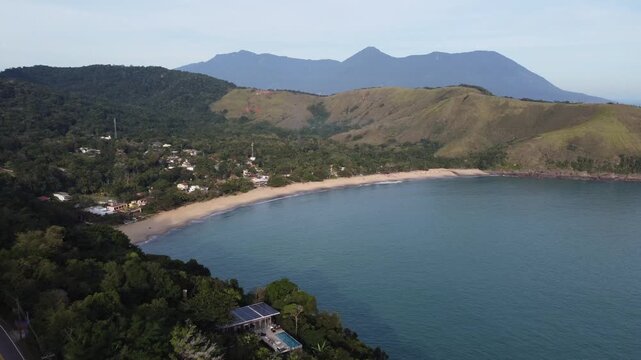 Toque-Toque Grande Beach in S&atilde;o Sebasti&atilde;o, north coast, a paradisiacal beach amidst the mountains.