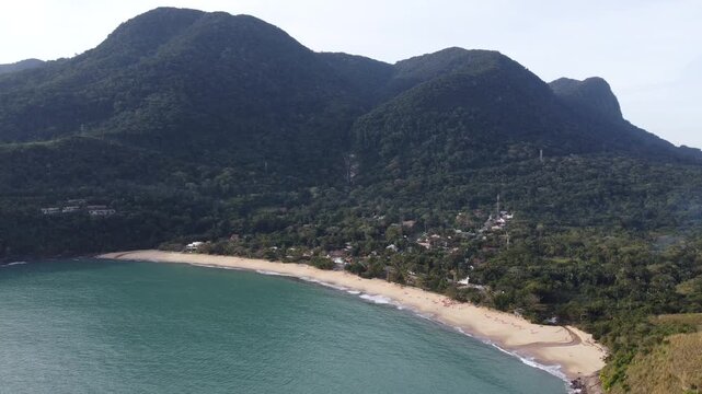 Toque-Toque Grande Beach in S&atilde;o Sebasti&atilde;o, north coast, a paradisiacal beach amidst the mountains.