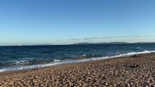 Mer peu agit&eacute;e sur sable dor&eacute;