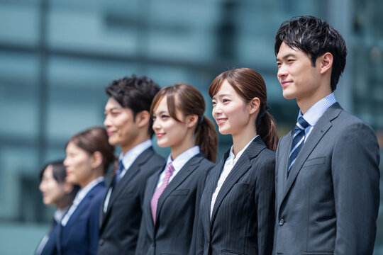 整列する新入社員のビジネスチーム（日本の企業・採用イメージ）
