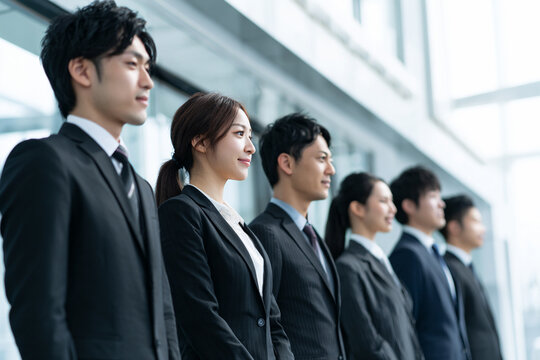 整列する新入社員のビジネスチーム（日本の企業・採用イメージ）