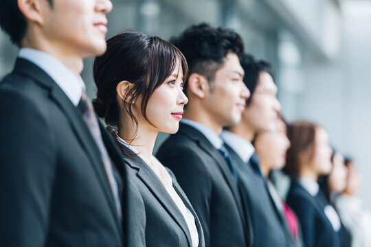 整列する新入社員のビジネスチーム（日本の企業・採用イメージ）