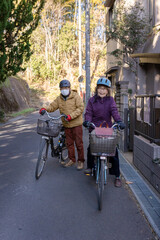 Naklejka premium Senior healthy couple on electric bikes in Japan, a sunny afternoon in winter day